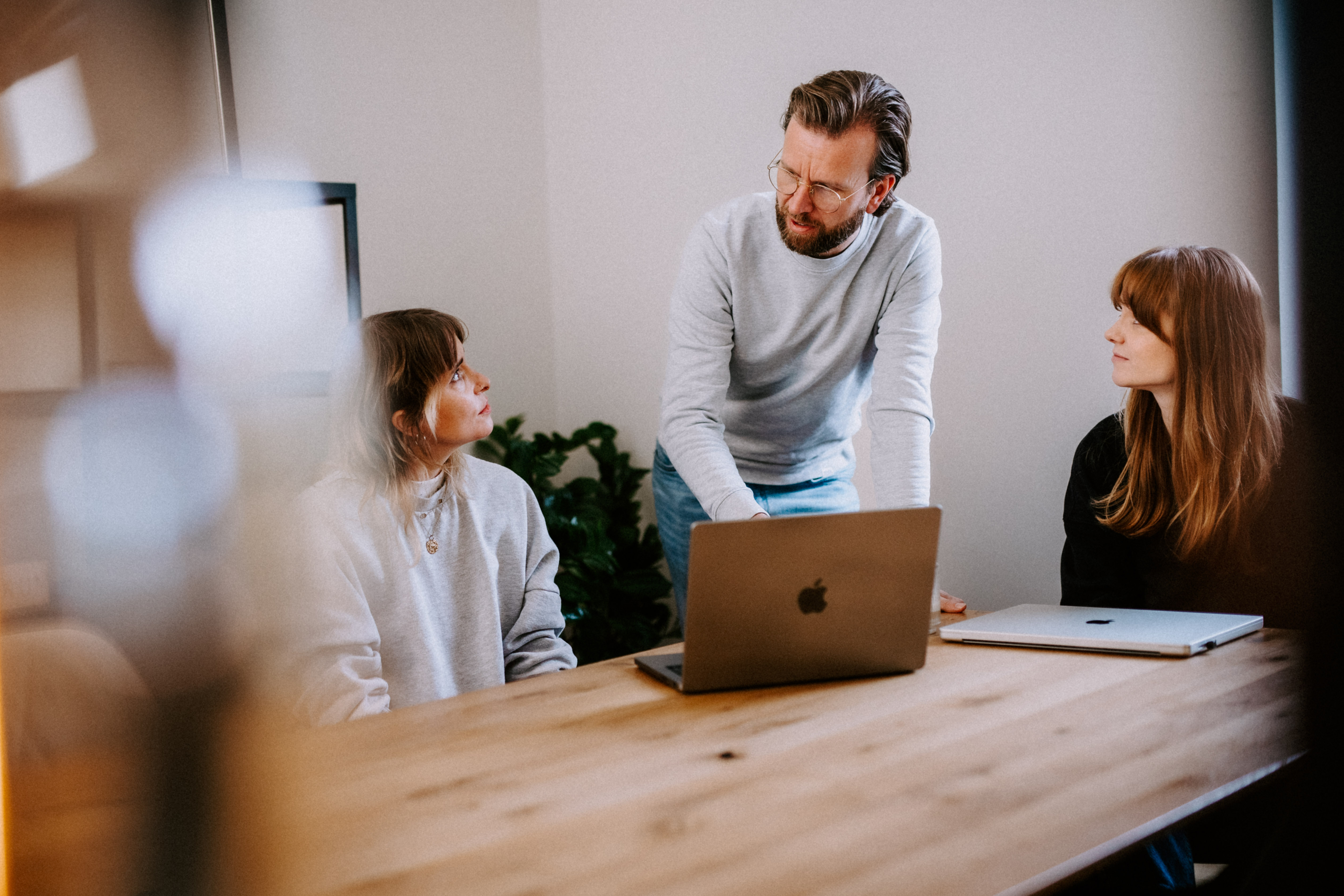 ZWOEINS Team im Strategiegespräch